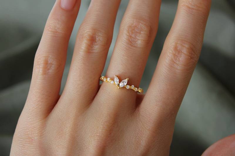 Zierlicher Weißer Zirkonia Ring 18K Vergoldeter Sterling Silber Stapelring Zierlicher Weißer Zirkonia Ring 18K Vergoldeter Sterling Silber Stapelring von DhanaJewels