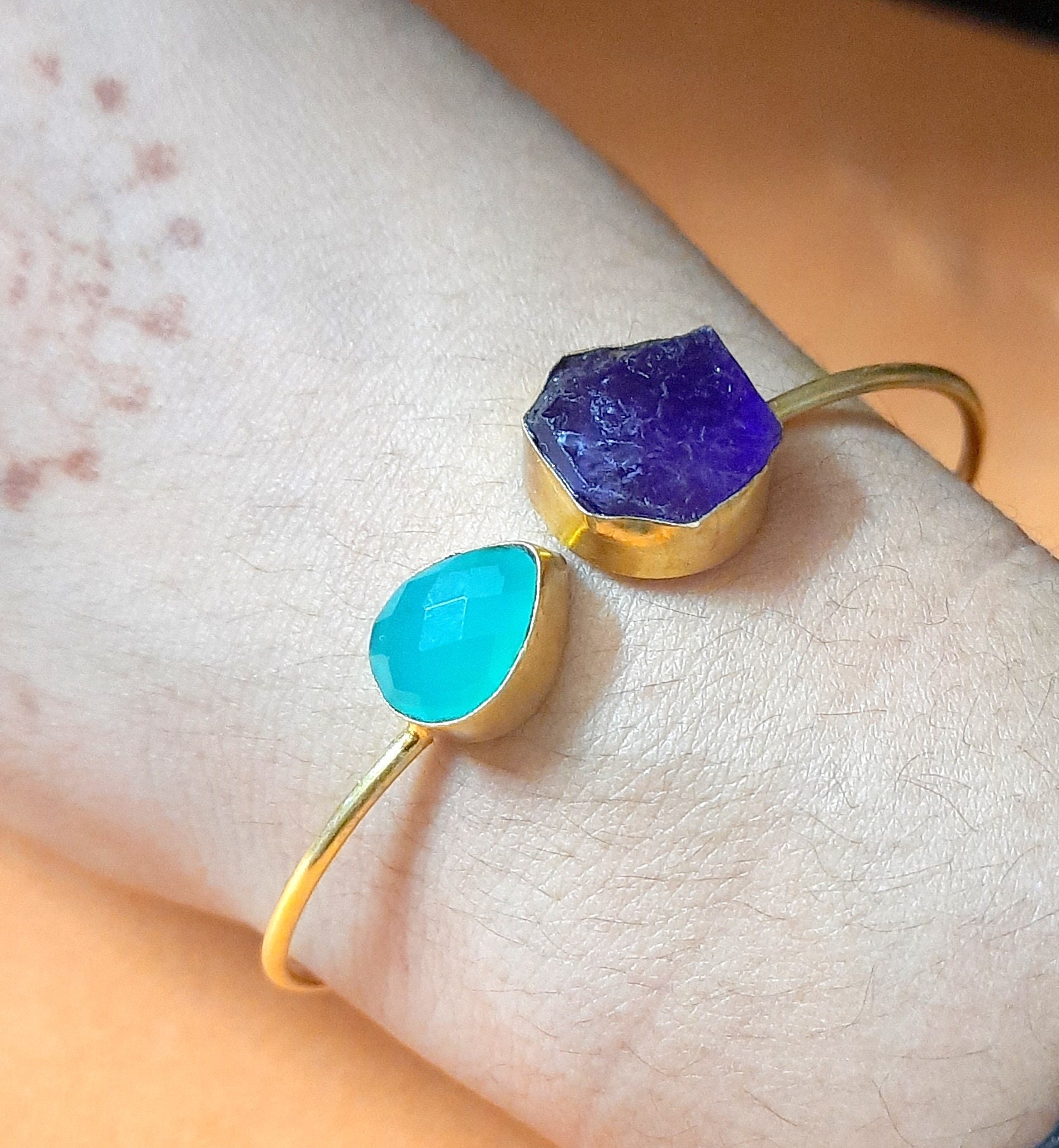 Armreif, Natürlicher Chalcedon Roher Amethyst Handgemachter Designer Verstellbarer Gold Edelstein Anhänger Armreif, Natürlicher Chalcedon Roher Amethyst Handgemachter Designer Verstellbarer Gold Edelstein Anhänger von DharamJewels