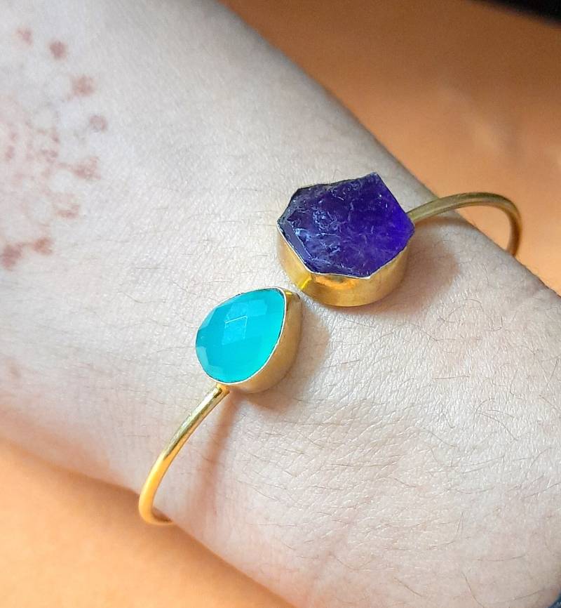 Armreif, Natürlicher Chalcedon Roher Amethyst Handgemachter Designer Verstellbarer Gold Edelstein Anhänger von DharamJewels