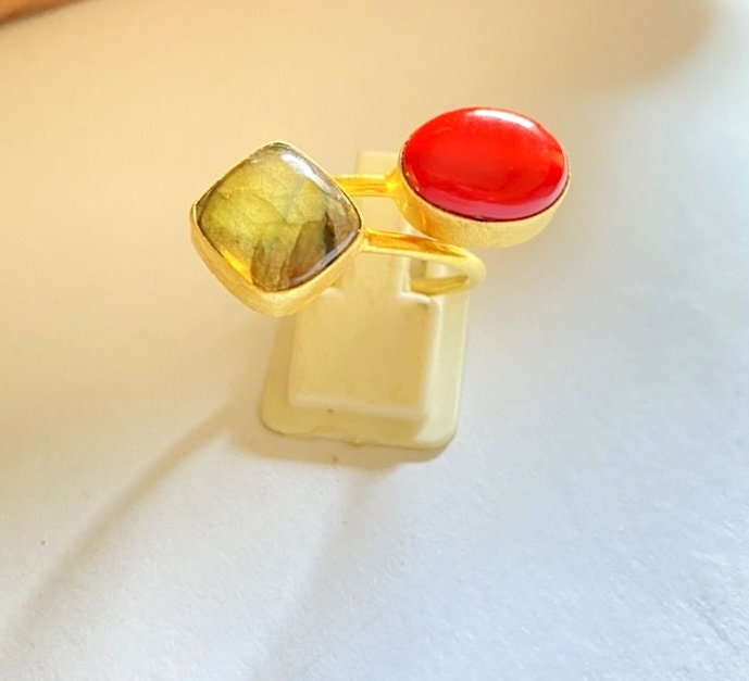 Vergoldeter Doppel Edelstein Ring | Labradorit Und Rote Koralle Statement Handgemachter Boho Schmuck Unisex Mutige Geschenkidee Vergoldeter Doppel Edelstein Ring | Labradorit Und Rote Koralle Statement Handgemachter Boho Schmuck Unisex Mutige Geschenkidee von DharamJewels