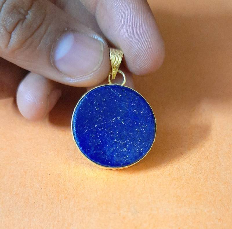 Runder Lapislazuli Anhänger | Tiefblaue Natürliche Edelstein Halskette Vergoldeter Handgemachter Kristallschmuck Gold Runde Statement Schmuck von DharamJewels