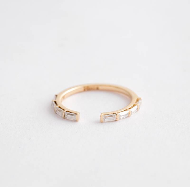 Baguette Ring - Offener Diamant Passender Stapelring Gold Ehering Für Sie von DhruvisFineJewelry