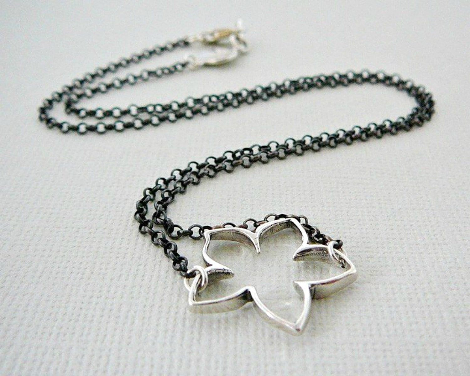 sterling Silber Halskette, Lotus Blume Charm Anhänger, Antik, Oxidierte Patina Frühling sterling Silber Halskette, Lotus Blume Charm Anhänger, Antik, Oxidierte Patina Frühling von DiBA