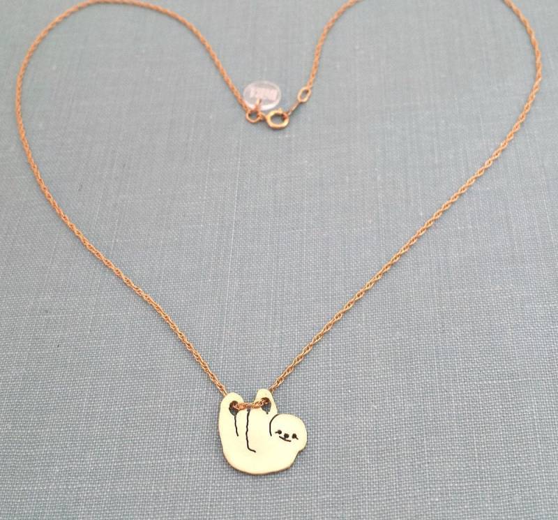 Hängende Faultier Halskette, Messing Anhänger Silhouette Charm, 14Kt Gold Filled Kette Tierliebhaber Hängende Faultier Halskette, Messing Anhänger Silhouette Charm, 14Kt Gold Filled Kette Tierliebhaber von DiBAdog