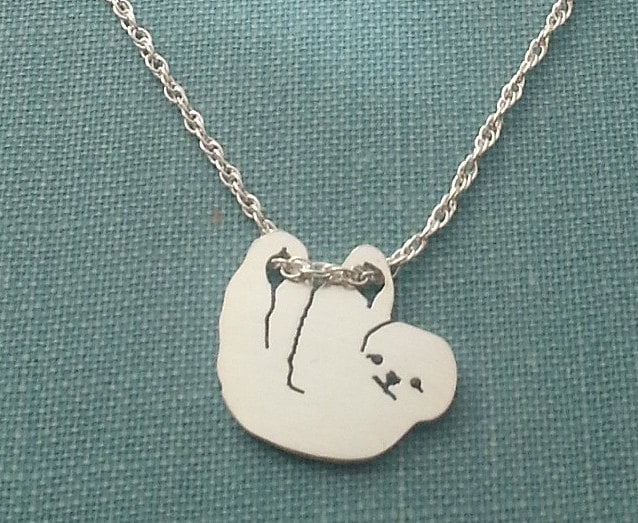 Hängende Faultier Halskette, Sterling Silber Anhänger, Silhouette Charm von DiBAdog