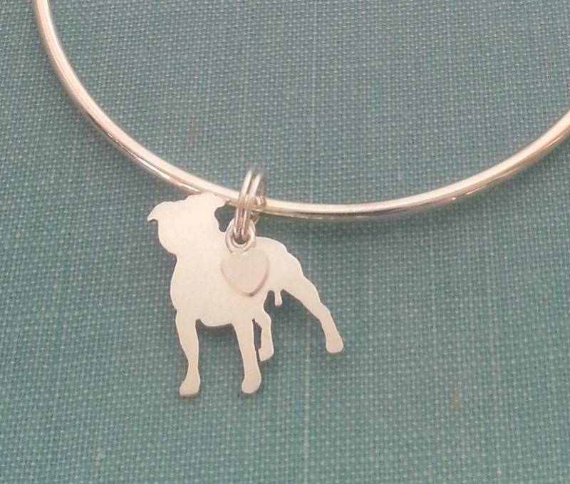 Staffordshire Bull Terrier Hunde Armreif, Sterling Silber Personalisiert Anhänger, Rasse Silhouette Charm, Rettungsunterstand, Memory Geschenk Staffordshire Bull Terrier Hunde Armreif, Sterling Silber Personalisiert Anhänger, Rasse Silhouette Charm, Rettungsunterstand, Memory Geschenk von DiBAdog