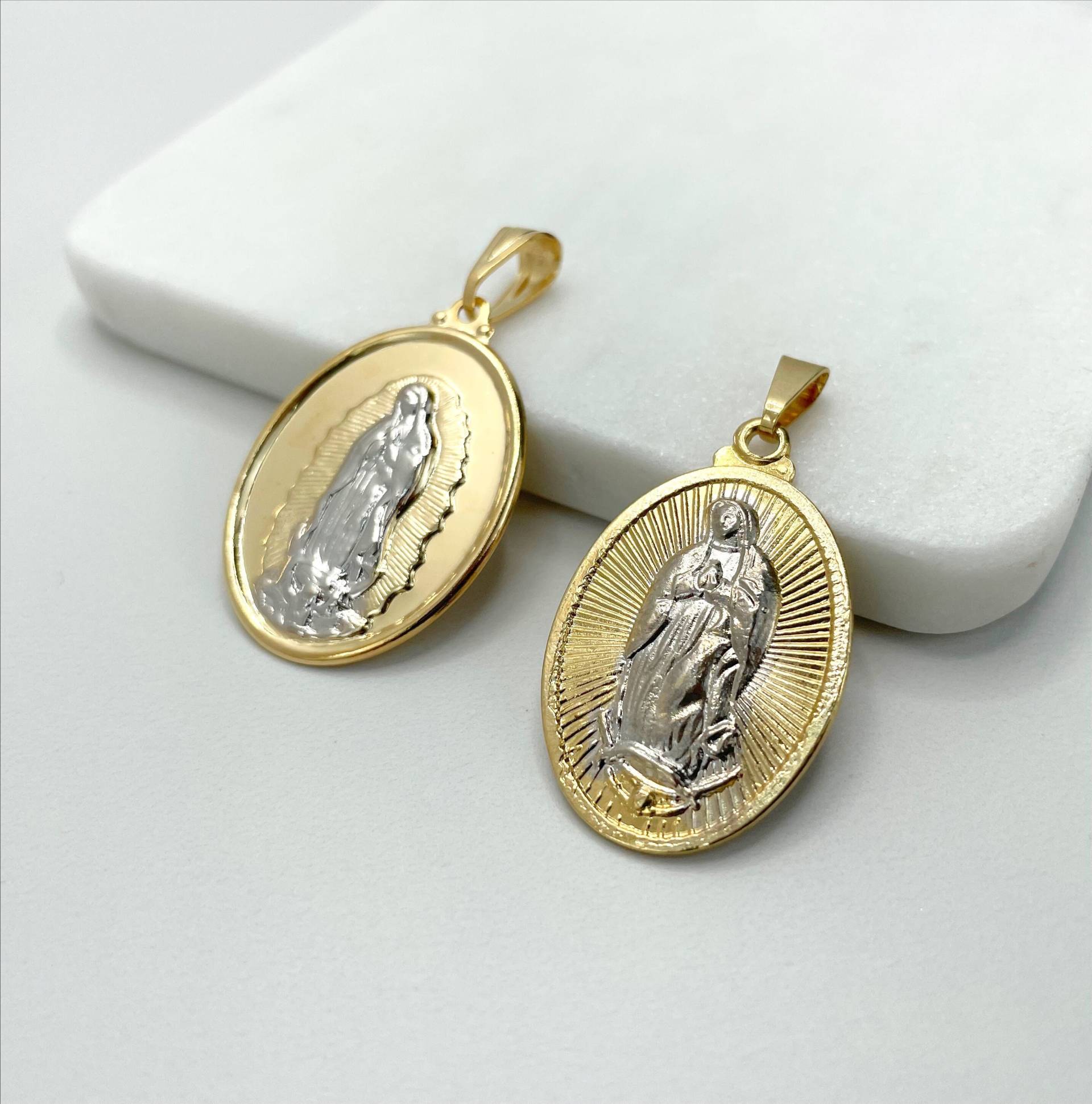 18K Gold Filled Our Lady Of Guadalupe | Virgen De Guadalupe Zweifarbiger, Schlichter Oder Strukturierter Charms-Anhänger von DiJuJewels