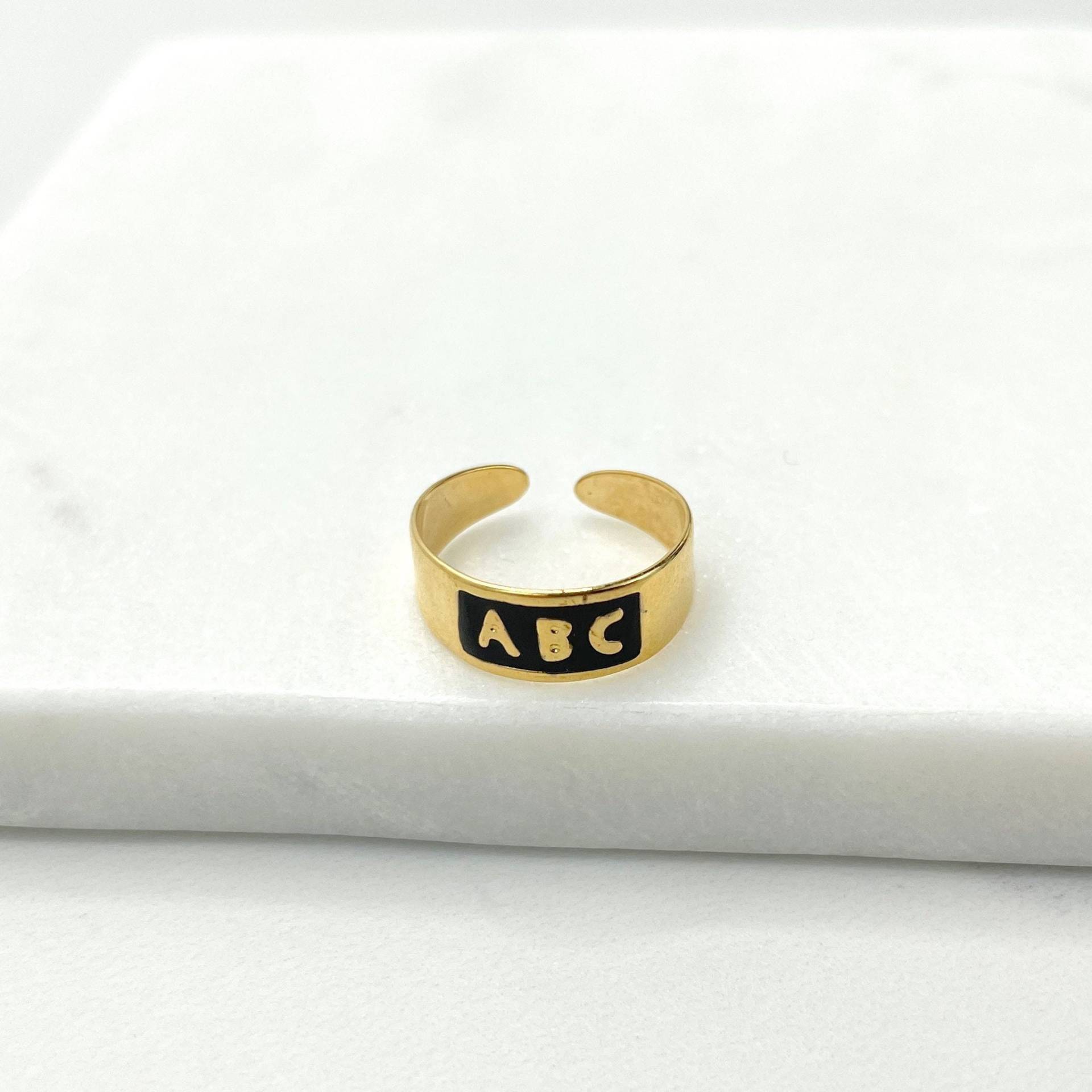 18K Gold Filled Schwarz Emaille Abc Beschreibung Buchstaben Verstellbarer Ring Für Kinder Kleinkind Großhandel Schmuckherstellung Zubehör von DiJuJewels