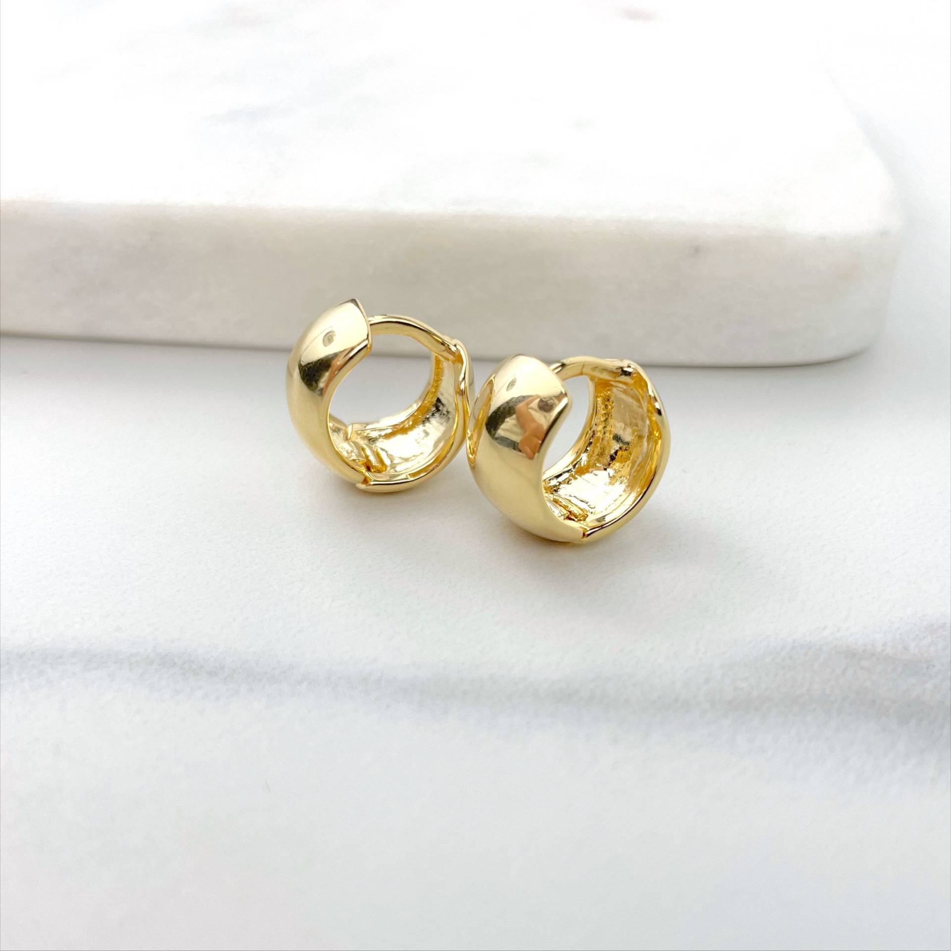 Fat 18K Gold Filled 15mm Petite Clicker Ohrringe Mit Einem Kleinen Heiligen Huggies Gold, Creolen Zierlich, Großhandel Schmuckzubehör von DiJuJewels