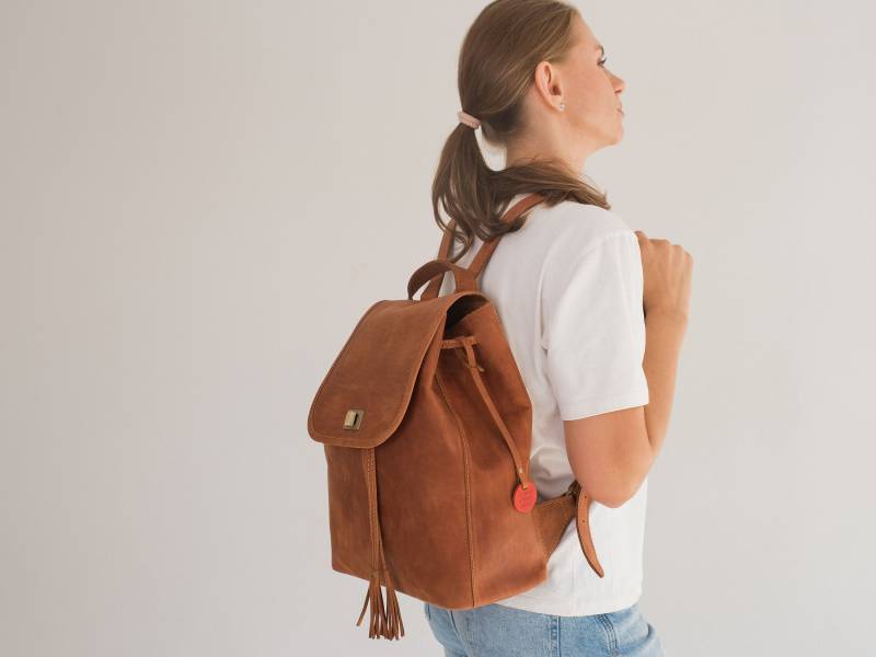 Quaste Kordelzug Rucksack Mit Drehverschluss Aus Leder in Zwei Größen Und Farben, Fügen Sie Personalisierung Hinzu Quaste Kordelzug Rucksack Mit Drehverschluss Aus Leder in Zwei Größen Und Farben, Fügen Sie Personalisierung Hinzu von DiOleBags