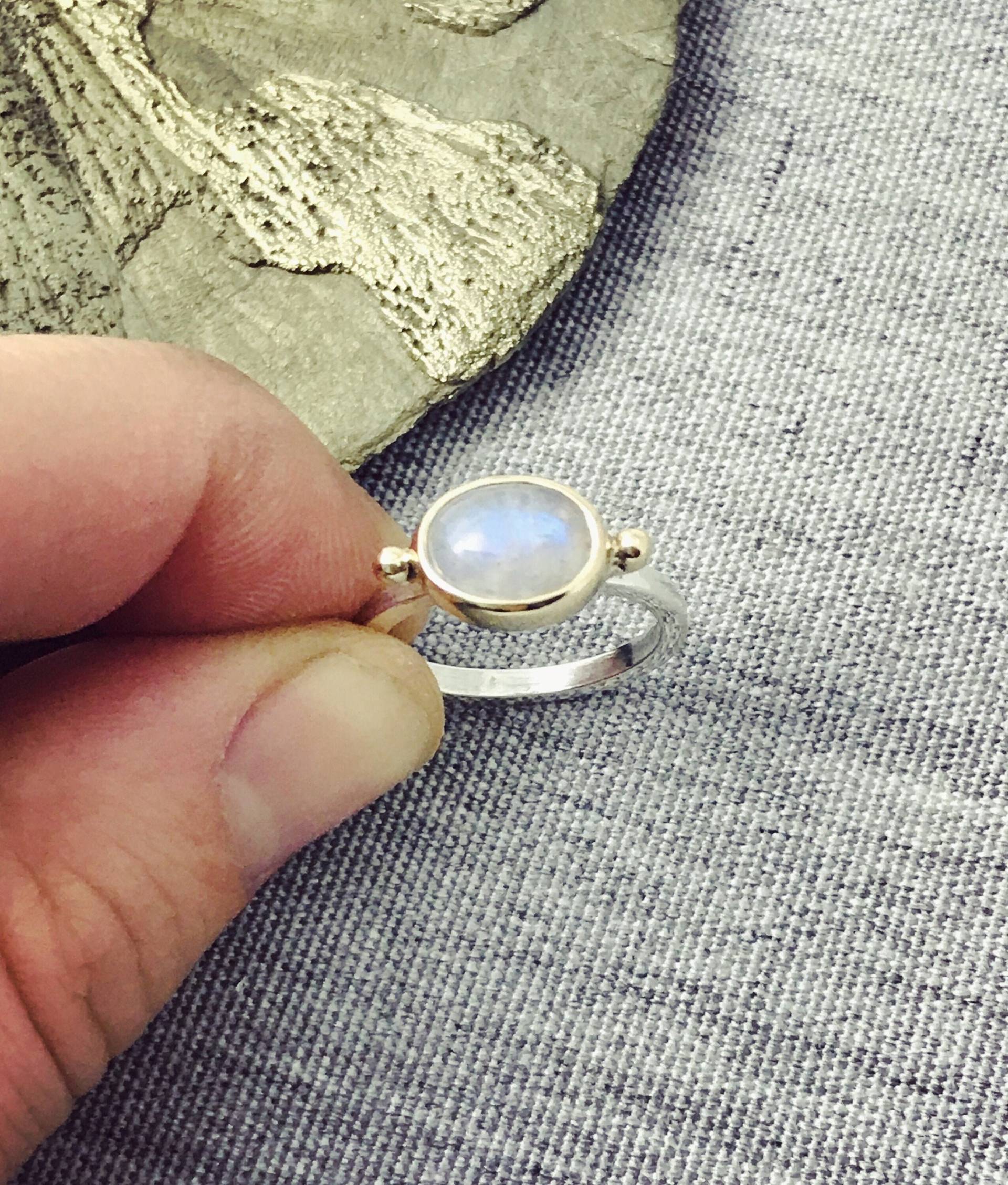 East West Oval Regenbogen Mondstein Ring, Hergestellt in 14K Gelbgold Und Sterling Silber East West Oval Regenbogen Mondstein Ring, Hergestellt in 14K Gelbgold Und Sterling Silber von DiPiazzaHandmade