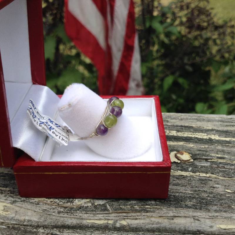 Amethyst, Peridot, Halbedelstein, Echter Stein, 5 Perle, Silber Gefüllt, Wire Wrapped, Ringgröße 6 1/4 Amethyst, Peridot, Halbedelstein, Echter Stein, 5 Perle, Silber Gefüllt, Wire Wrapped, Ringgröße 6 1/4 von DiVerseBlessings