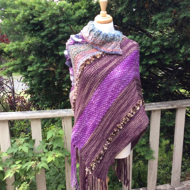 Boho Chic, Hand Gestrickt, Rüschen Und Fransen, Wasserfall Poncho, Multi Media, Mischfasern, Lila Mauve, Optional Perlen von DiVerseBlessings