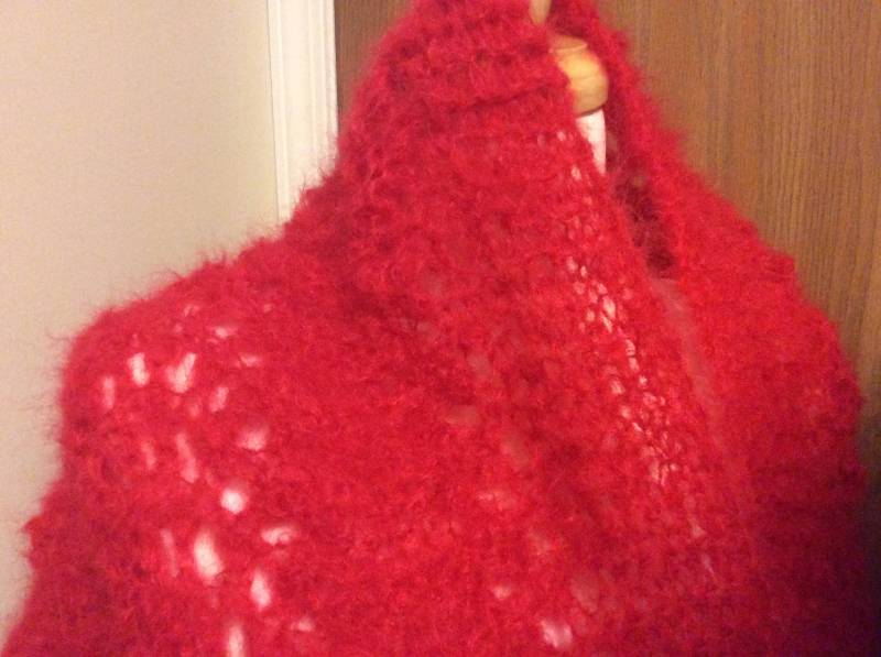 Breiter Schal, 50 X 24 Zoll, Handgestrickt, Spitze, Durchbrochen, Alter Schieferstich, Super Cabri, Austral Mohair, Hellrot Breiter Schal, 50 X 24 Zoll, Handgestrickt, Spitze, Durchbrochen, Alter Schieferstich, Super Cabri, Austral Mohair, Hellrot von DiVerseBlessings