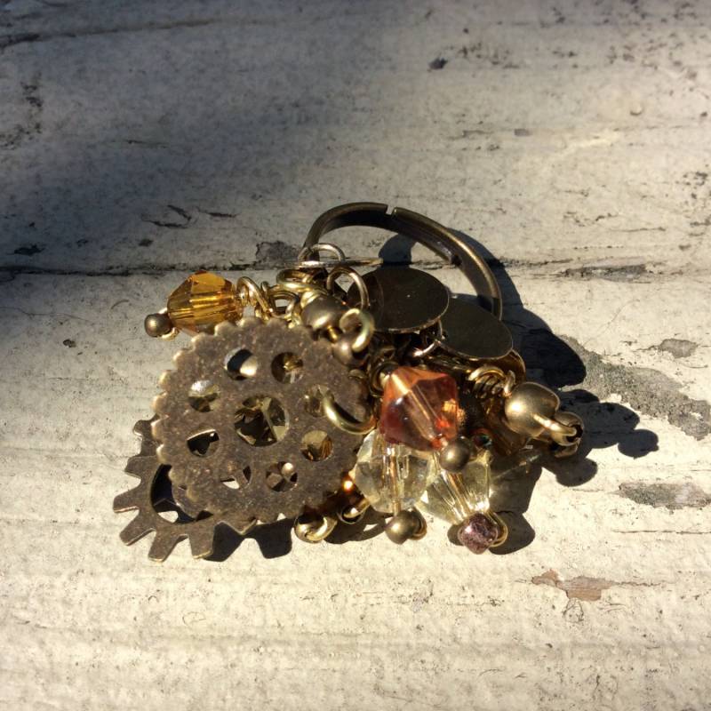 Charm Ring, Draht Gewickelt, Verstellbar, Antik Gold, Plattiertes Messing, Messingdraht, Glas & Metall Perlen, Scheiben Und Zahnräder, Steam Punk Charm Ring, Draht Gewickelt, Verstellbar, Antik Gold, Plattiertes Messing, Messingdraht, Glas & Metall Perlen, Scheiben Und Zahnräder, Steam Punk von DiVerseBlessings