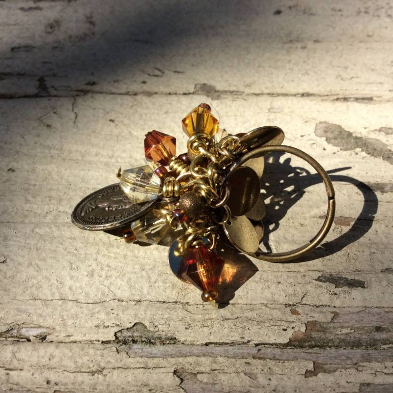 Charm Ring, Draht Gewickelt, Verstellbar, Antikes Gold, Überzogenes Messing, Messingdraht, Glas & Metallperlen, Faux Qeii Münze, Steam Punk, Whisky Charm Ring, Draht Gewickelt, Verstellbar, Antikes Gold, Überzogenes Messing, Messingdraht, Glas & Metallperlen, Faux Qeii Münze, Steam Punk, Whisky von DiVerseBlessings