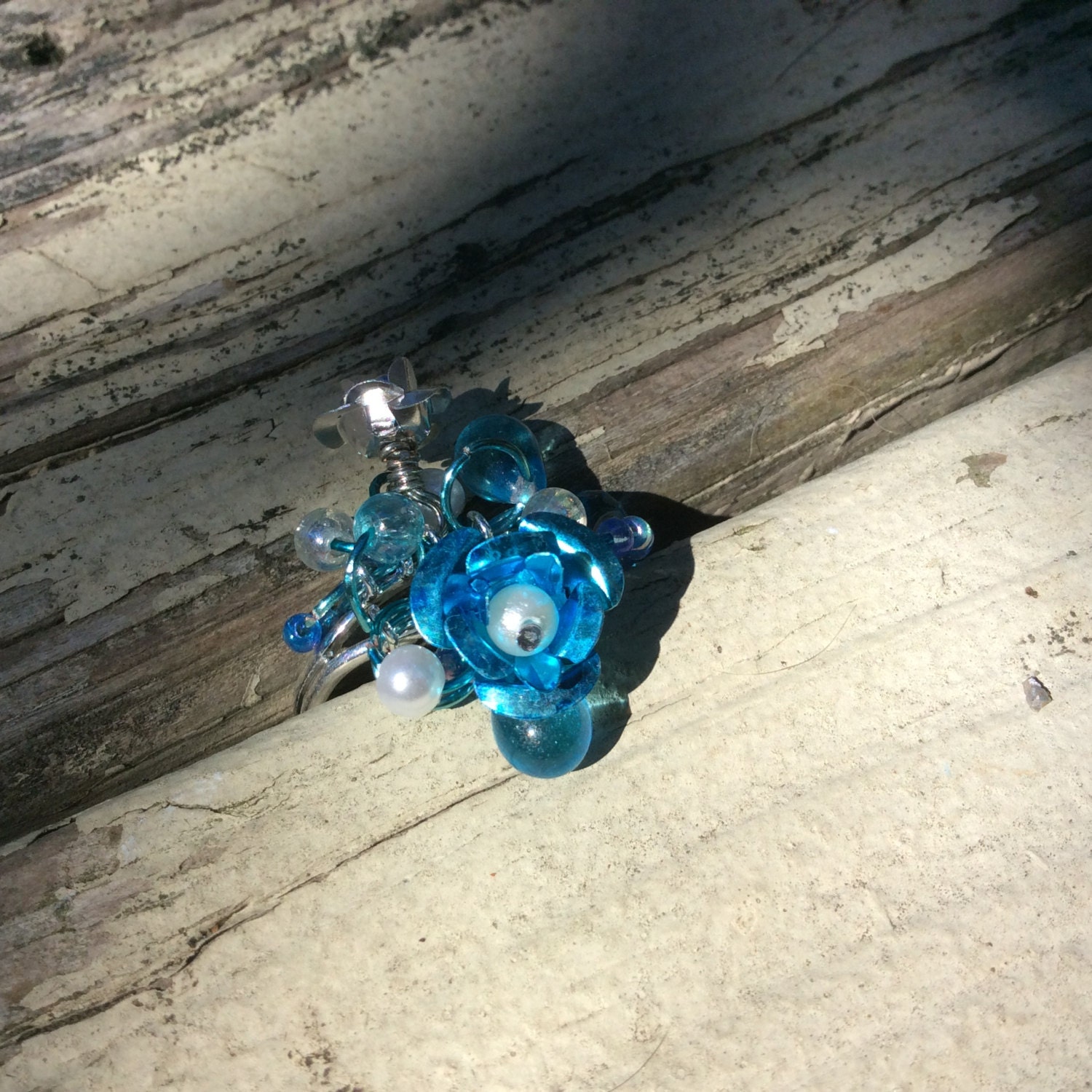 Charm Ring, Glasperlen, Aluminium Rosen, Kunstperlen, Draht Gewickelt, Versilbertes Messing, Silber Gefüllt, Verstellbar, Aqua Blau von DiVerseBlessings
