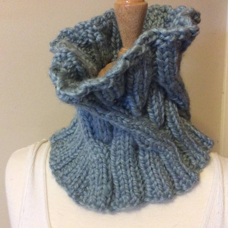 Entwined, Halswärmer, Schal, Beanie, Chunky, Wollmischung, Zopfmuster, Hell Silber Blau Entwined, Halswärmer, Schal, Beanie, Chunky, Wollmischung, Zopfmuster, Hell Silber Blau von DiVerseBlessings