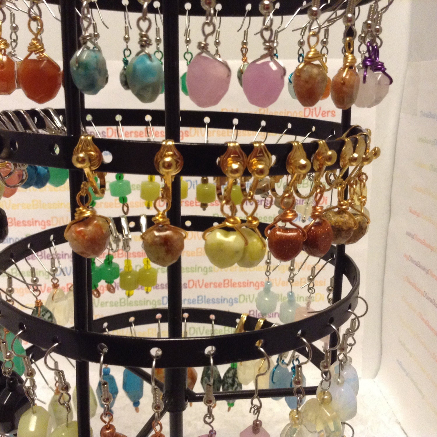 Every Day Ohrringe, Wire Wrapped, Echter Stein, Glas, Simulierter Edelstahl, Ohrhaken, Kupferdraht, Facettiertes Herz von DiVerseBlessings