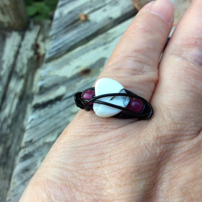Gebrochenes Steinherz, Howlith, Kirschjade, Wire Wrapped, Ringgröße 5, 75, Schwarz, Kupferdraht, Handgefertigt in Usa Gebrochenes Steinherz, Howlith, Kirschjade, Wire Wrapped, Ringgröße 5, 75, Schwarz, Kupferdraht, Handgefertigt in Usa von DiVerseBlessings