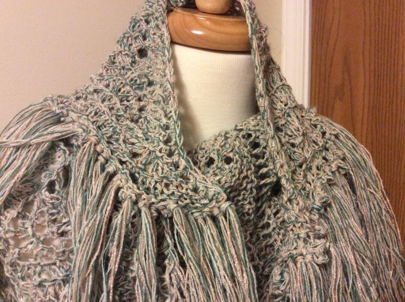Halstuch Schal, Handgestrickt, Picot Rand, Fransen, Altschiefer, Mischfaser, 68 X 47 Inch, Aqua Beige Grün Halstuch Schal, Handgestrickt, Picot Rand, Fransen, Altschiefer, Mischfaser, 68 X 47 Inch, Aqua Beige Grün von DiVerseBlessings