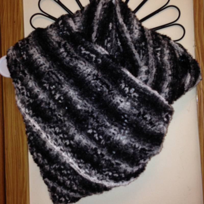 Noir, Strick, Infinity Schal, Shrug, Schärpe, Stola, Schwarz Grau Weiß, Weich Boucle, Made It Order Noir, Strick, Infinity Schal, Shrug, Schärpe, Stola, Schwarz Grau Weiß, Weich Boucle, Made It Order von DiVerseBlessings