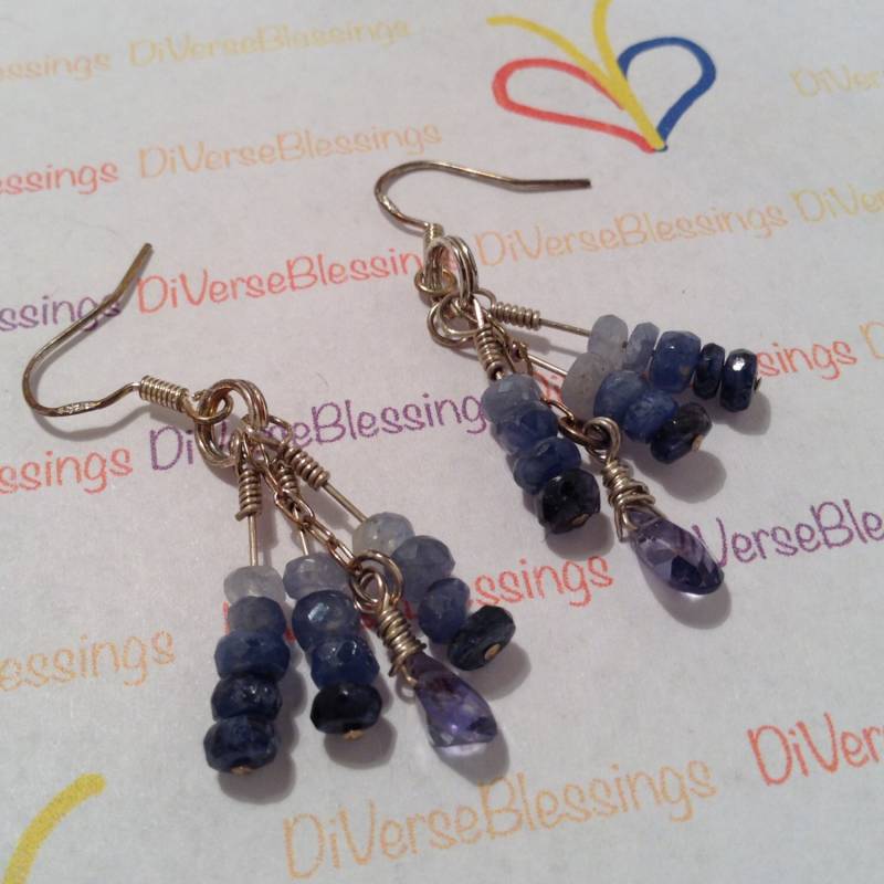Saphir, Blauer Korund, Iolith, Echter Edelstein, September Geburtsstein, Wire Wrapped, Sterling Silber, Fish Hook Ohrdraht Saphir, Blauer Korund, Iolith, Echter Edelstein, September Geburtsstein, Wire Wrapped, Sterling Silber, Fish Hook Ohrdraht von DiVerseBlessings