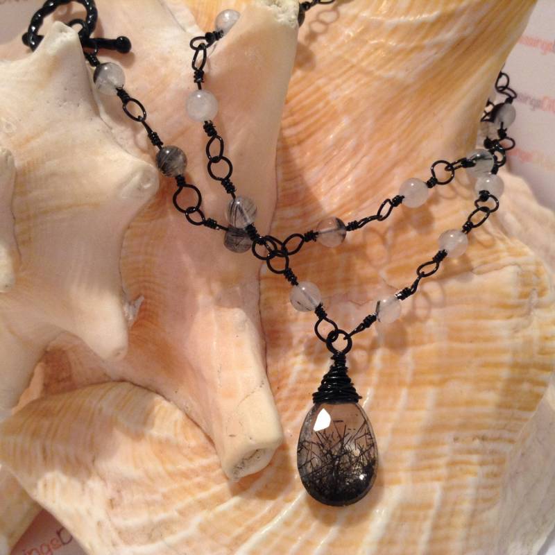Webby, Turmalierter Quarz, Echter Edelstein, Wire Wrapped, Schwarz, Versilbert, Kupferdraht, Knebelverschluss, 48 cm, Facettierte Birne Webby, Turmalierter Quarz, Echter Edelstein, Wire Wrapped, Schwarz, Versilbert, Kupferdraht, Knebelverschluss, 48 cm, Facettierte Birne von DiVerseBlessings