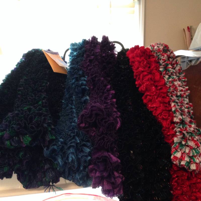 strickschal, Rüschengarn, 7101 Weinrebe, 7103 Malibu, 7105 Lila, 7106 Feuerwerk, 7507 Rot, 7108 Mistel strickschal, Rüschengarn, 7101 Weinrebe, 7103 Malibu, 7105 Lila, 7106 Feuerwerk, 7507 Rot, 7108 Mistel von DiVerseBlessings