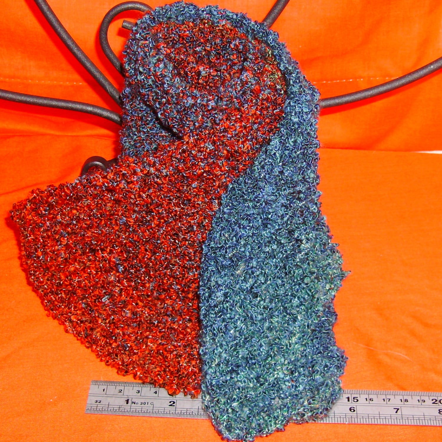 strickschal, Weiches Boucle-Garn, Variegate Rot Grün Petrol Blau, 5 Zoll Breit, 42 Lang von DiVerseBlessings