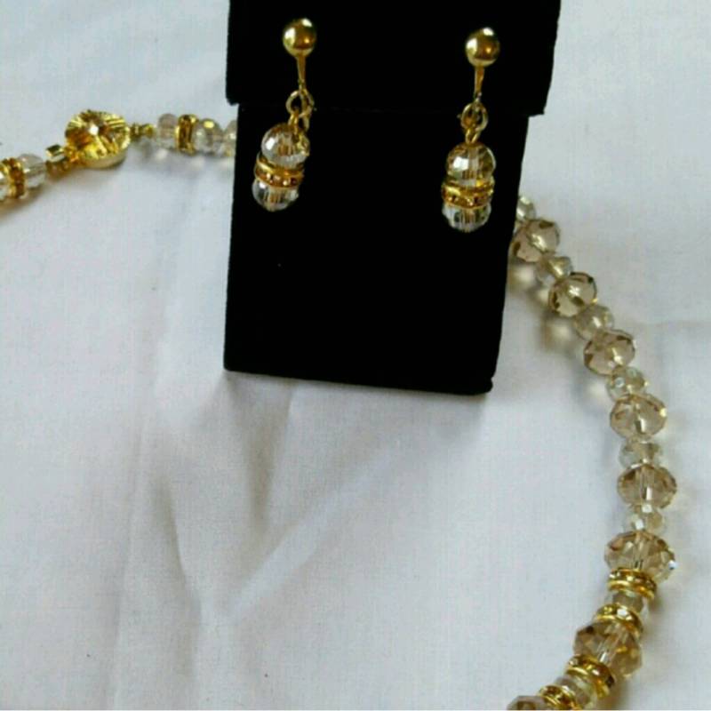 Jahrgang 1960 Wunderschöne Gold Und Kristall Halskette in Tadellosem Zustand Mit Passenden Ohrringen von DiVintageVault