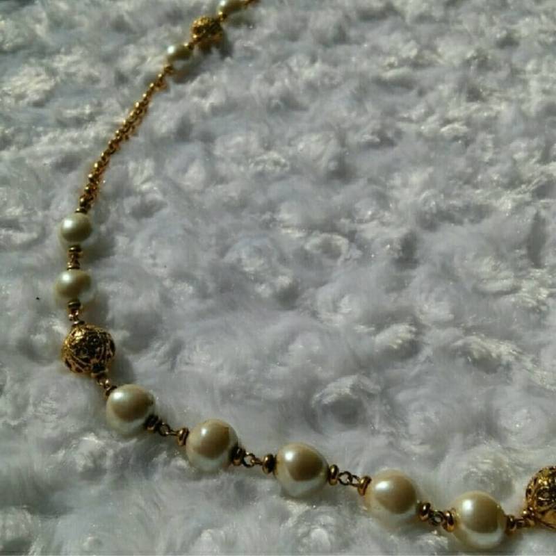 Jahrgang 1970 Unberührten Trifari Gold-Ton Lange Halskette Mit Filgreed Goldenen Kugeln Und Perlen von DiVintageVault