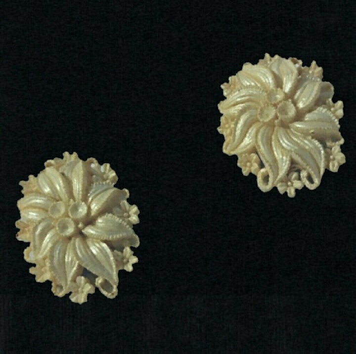 Vintage Floral Signiert Federgewicht Geformt Alte Kunststoff Hochzeitstorte Zelluloid Clip Wieder Ohrringe Um 1950 Vintage Floral Signiert Federgewicht Geformt Alte Kunststoff Hochzeitstorte Zelluloid Clip Wieder Ohrringe Um 1950 von DiVintageVault