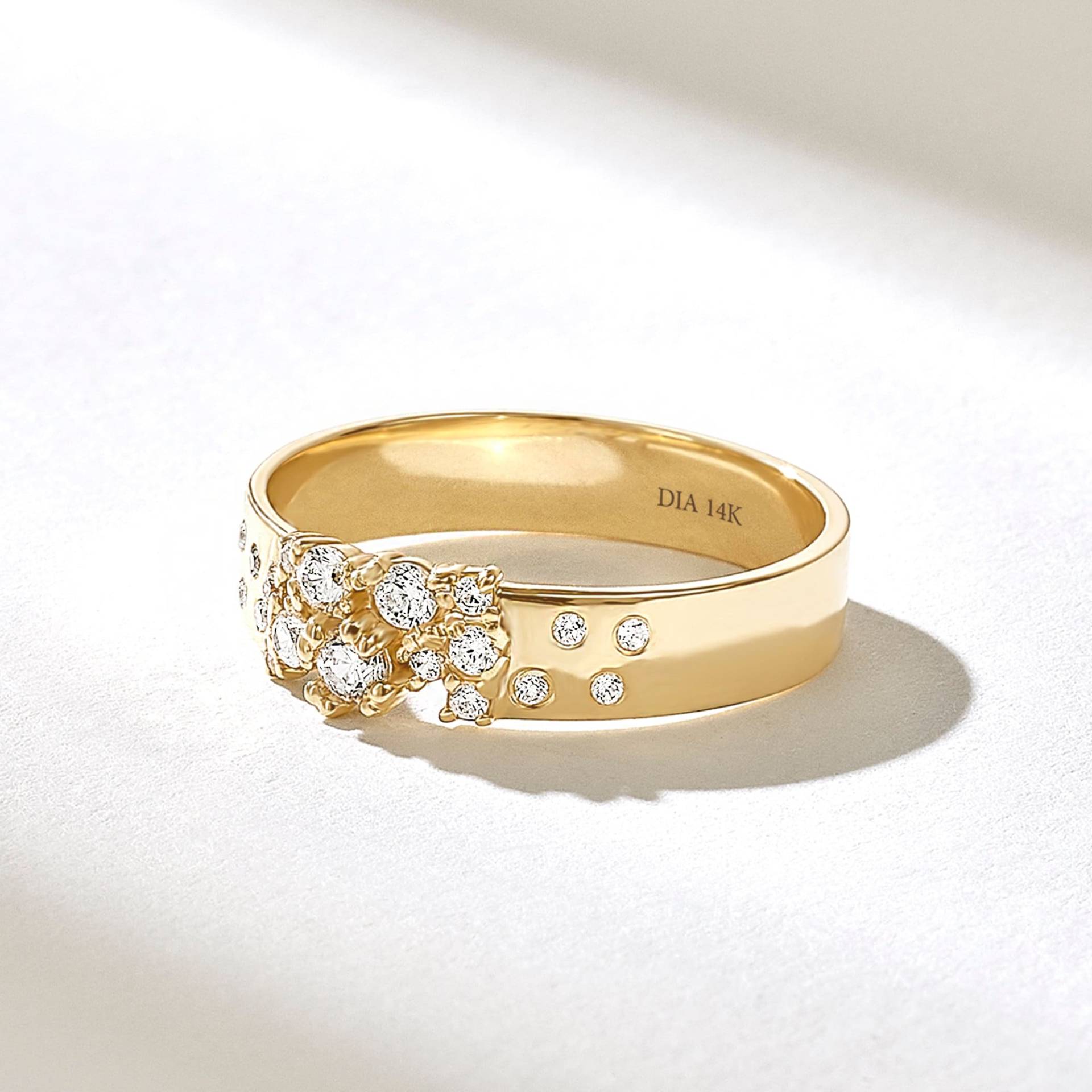 14K Solid Gold Diamant Cluster Ehering Für Frauen, 4 Mm Comfort Fit Jubiläumsring, Mutiger Einzigartiger Brautschmuck Geschenk Sie von DiaFineJewelry