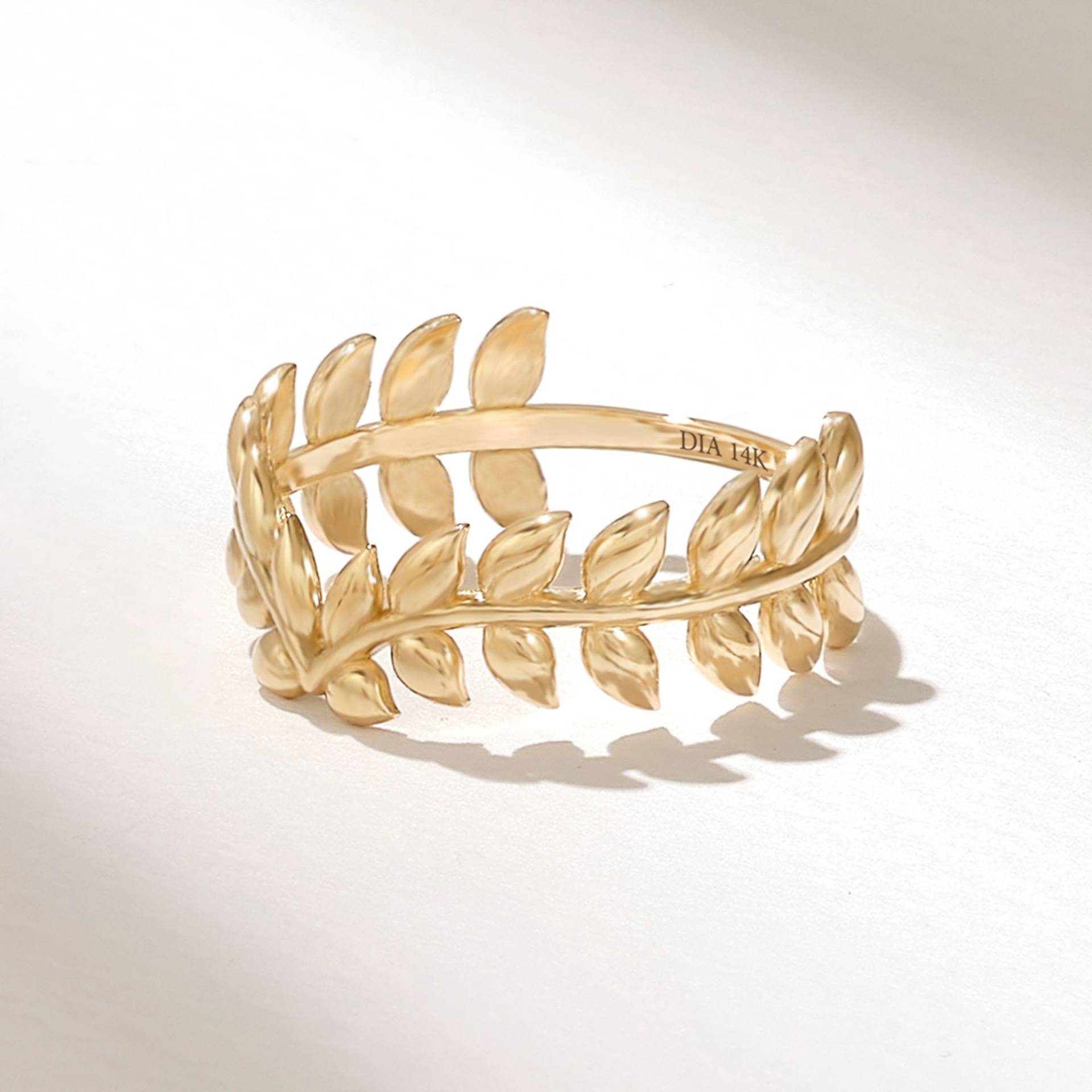 14K Solid Gold Lorbeerkranz Zierlich Gebogenes Blattband Für Frauen Handgemachter Hochzeits - Oder Jubiläumsring Von Der Natur Inspiriertes Geschenk von DiaFineJewelry