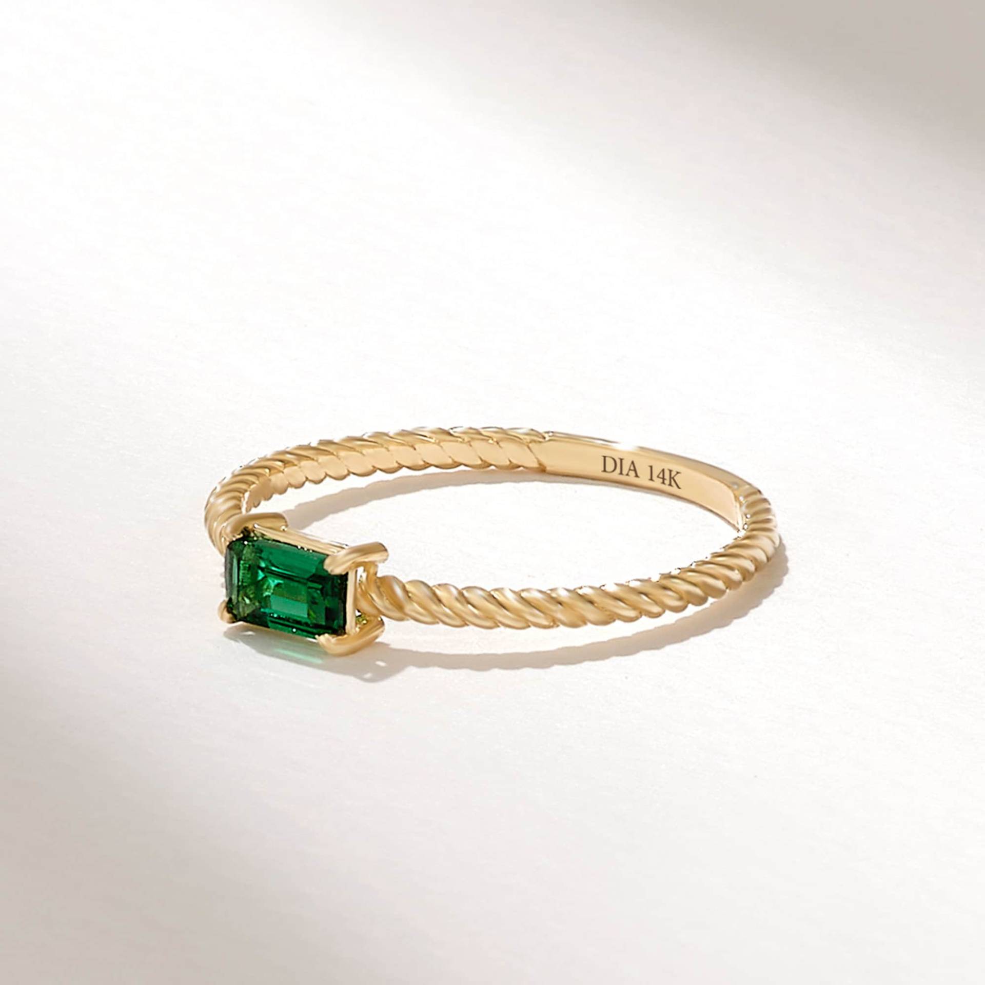 14K Solid Gold Smaragd Baguette Bandring, Twisted Grün Solitär Verlobungsring, Zierlicher Stapelring, Handgemachtes Feines Schmuck Geschenk von DiaFineJewelry