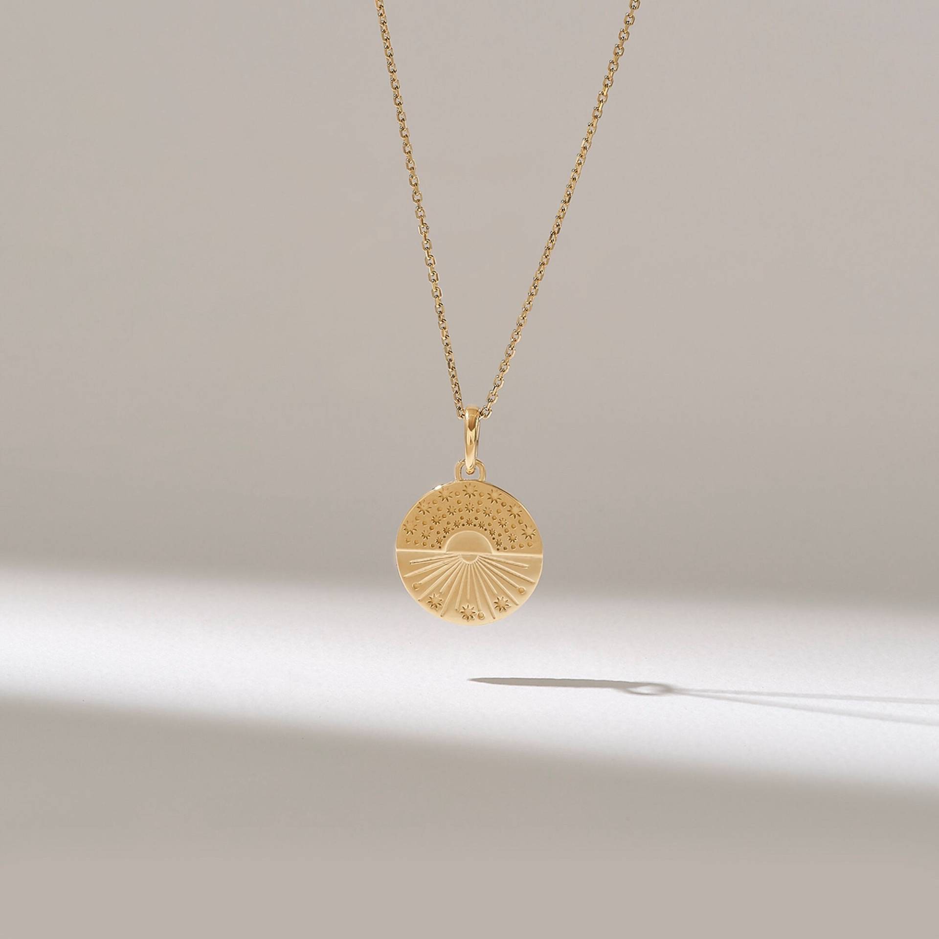 14K Solid Gold Sunburst Halskette, Minimalist Sunrise Kreis Anhänger Für Frauen, Stern Charm Schmuck, Geschenk Mutter Oder Tochter von DiaFineJewelry