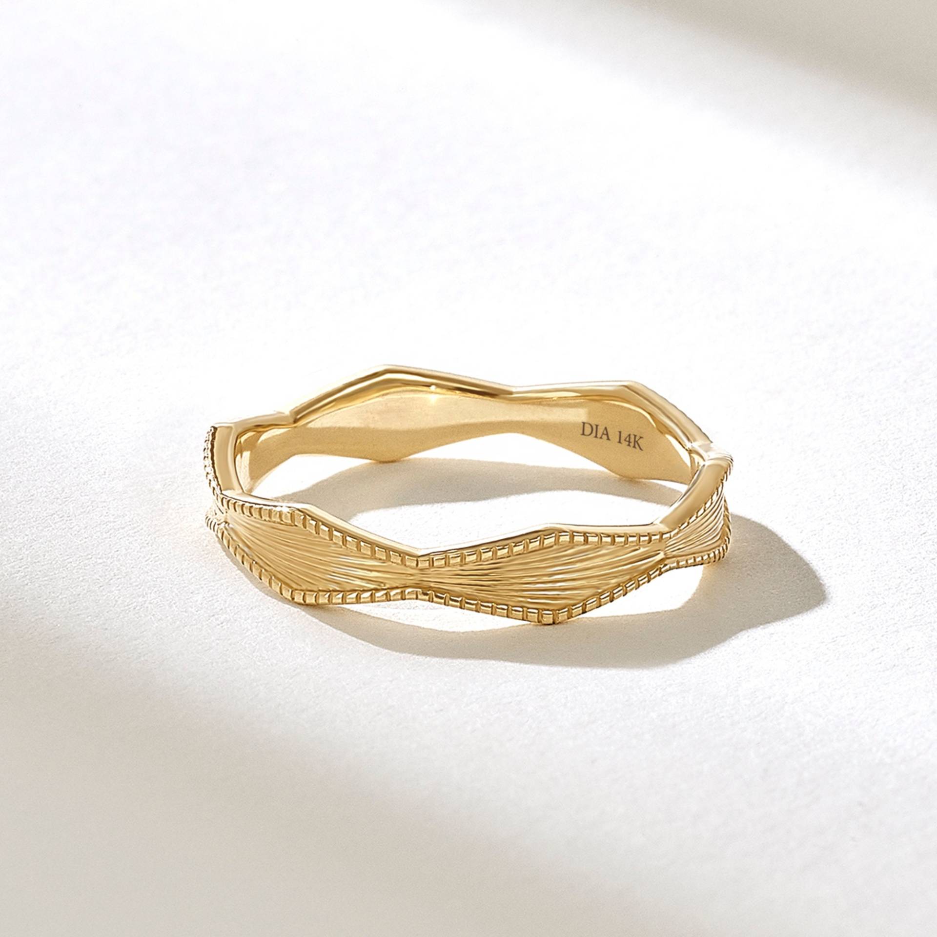 14K Solid Gold Wave Milgrain Ring, Vintage Rhombus Ehering Für Frauen, Strukturierte Antique Style Stapelbar Ehe Schmuck von DiaFineJewelry