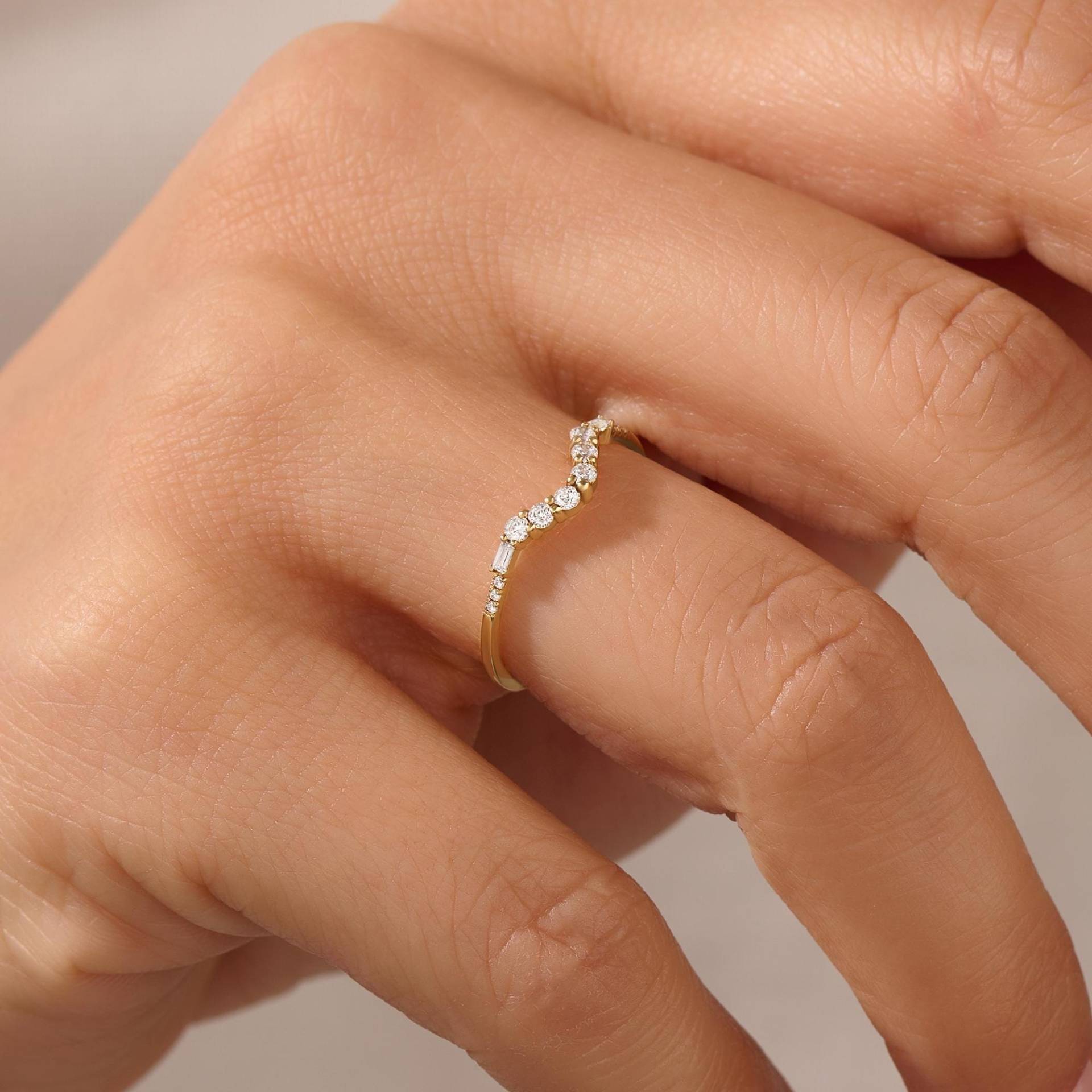 Diamant Gebogener Ehering Aus 14K Solidem Gold, Halbe Eternity Kontur Ring, Minimalist Nestingenhancer, Stapelbar Stacker Schmuck Geschenk von DiaFineJewelry
