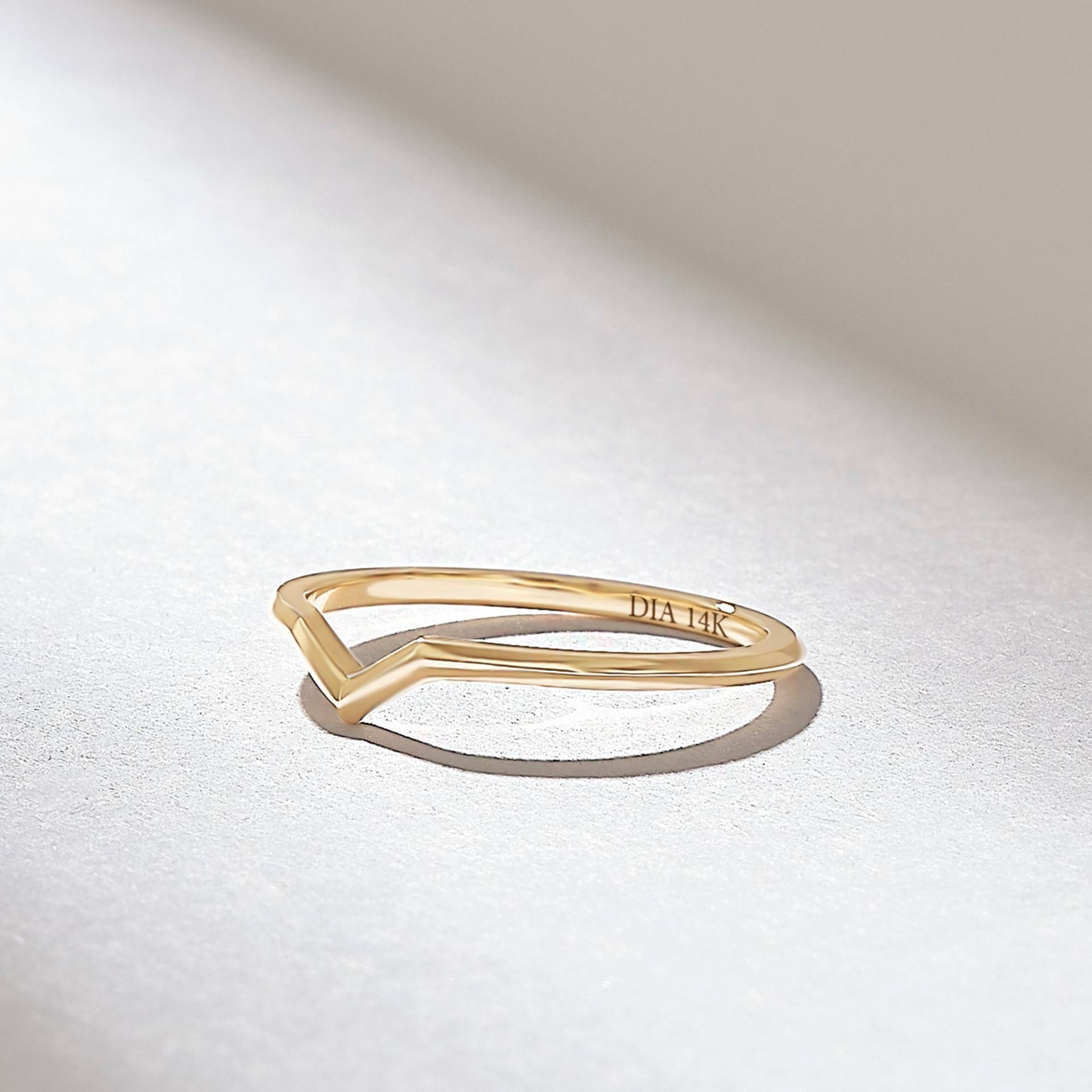 Goldring, Solid Gold Ehering Frauen, 14K Stapelring, Schlichter Stapelbarer Ehering, Chevron Ringenhancer von DiaFineJewelry