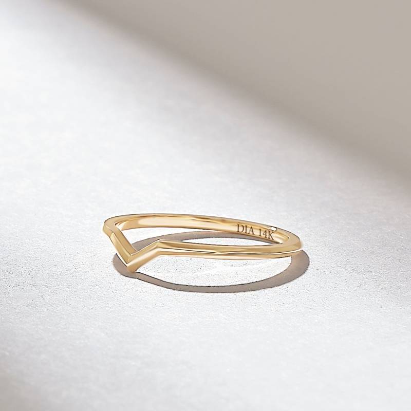 Goldring, Solid Gold Ehering Frauen, 14K Stapelring, Schlichter Stapelbarer Ehering, Chevron Ringenhancer von DiaFineJewelry