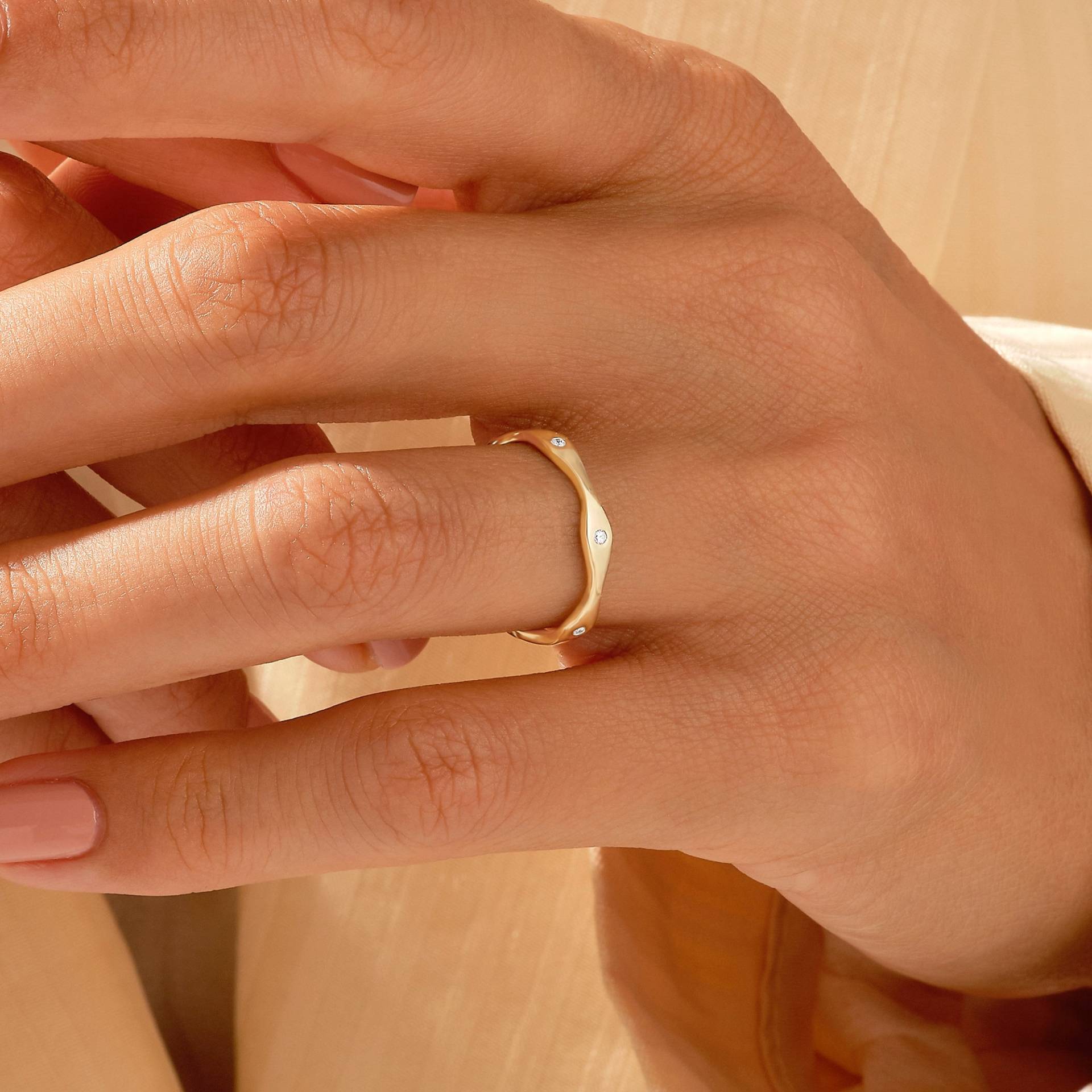 Lünette Diamant Ehering, Massiv Gold Welle Stapelring, Einfache Zick-Zack-Ring Frauen, Minimalist Flush Set Ring, Stapelbarer Geschenk Für Sie von DiaFineJewelry