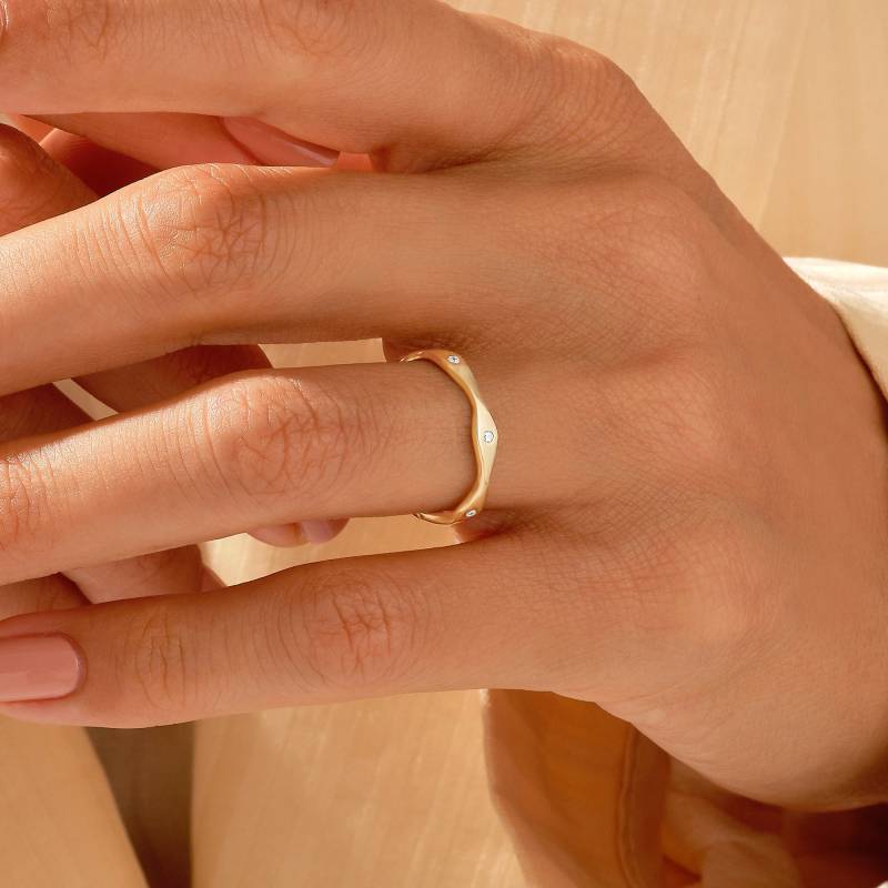 Lünette Diamant Ehering, Massiv Gold Welle Stapelring, Einfache Zick-Zack-Ring Frauen, Minimalist Flush Set Ring, Stapelbarer Geschenk Für Sie von DiaFineJewelry