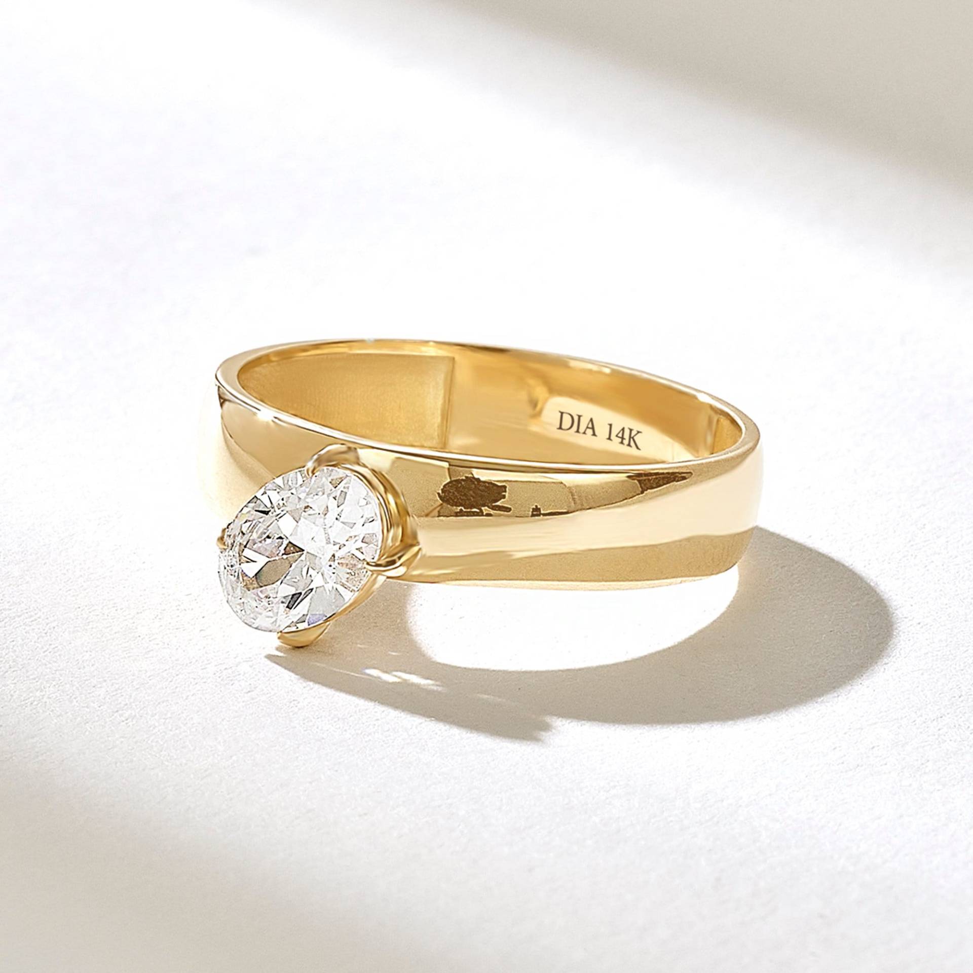 Ovaler Diamant-Verlobungsring - 14 Karat Massivgold, 4 Mm Breites Band, 0, 7 Naturdiamant-statement-Ring Für Sie, Moderner Massiver Jubiläums-Schmuck von DiaFineJewelry