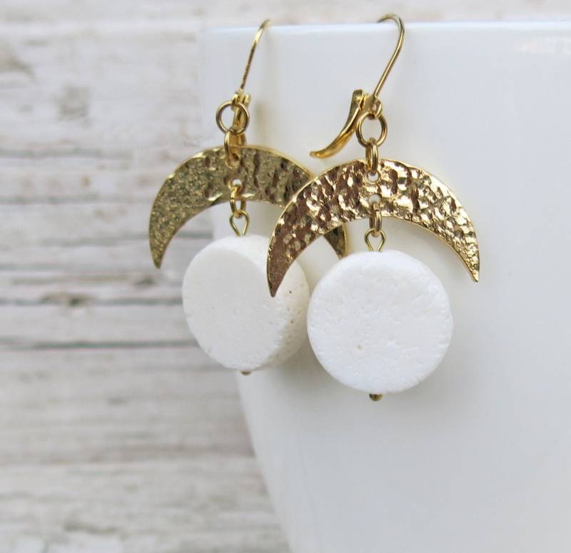 Gold Halbmond Ohrringe Boho Mond Ohrringe Mit Weißer Koralle von DiaStyle