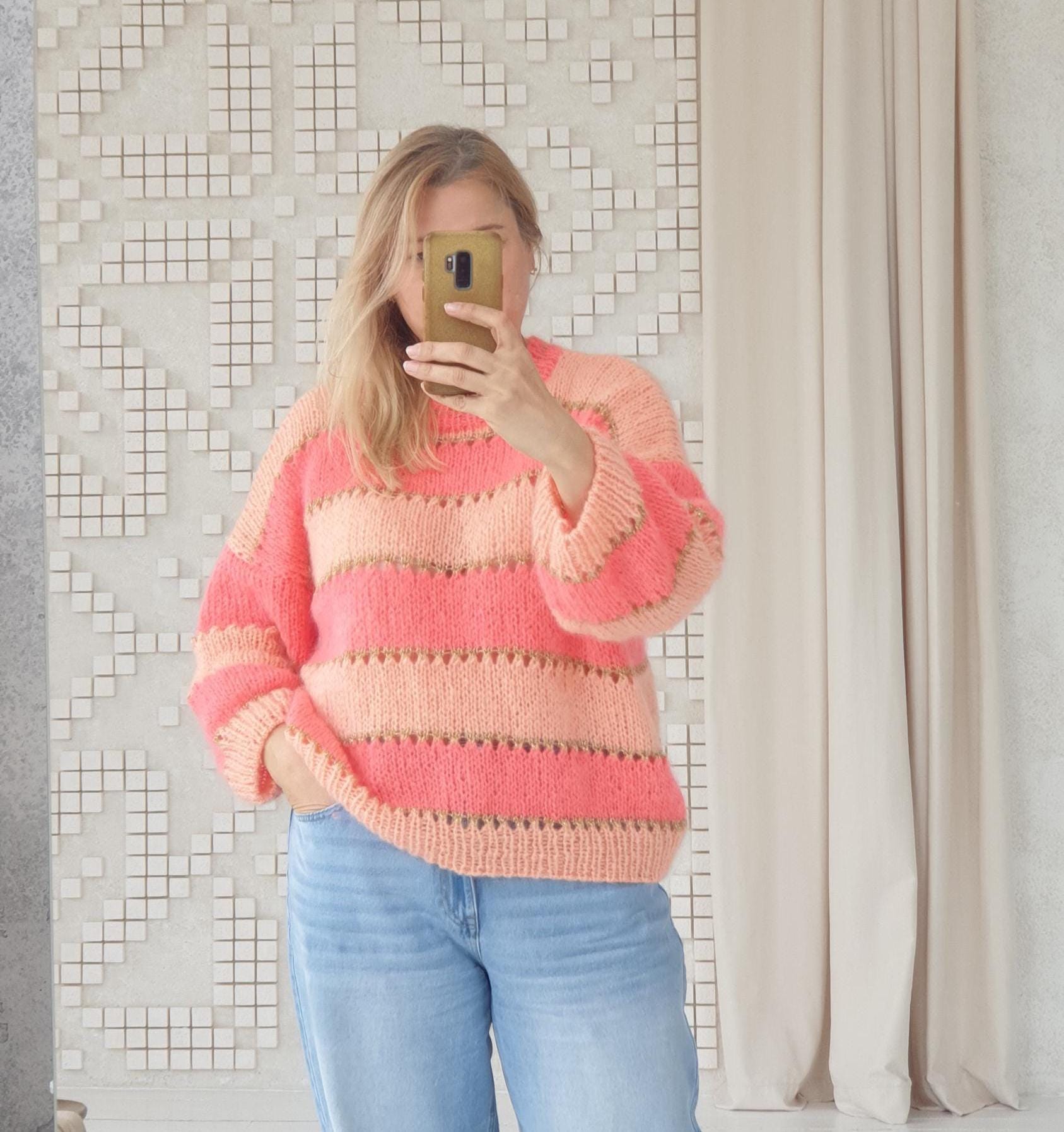 Gestreifter Mohair-Pullover Mit Goldakzenten, Handgefertigter, Flauschiger Strickpullover, Weicher Rundhalspullover, Kuschliger Übergroßer von DialinyKnitwear