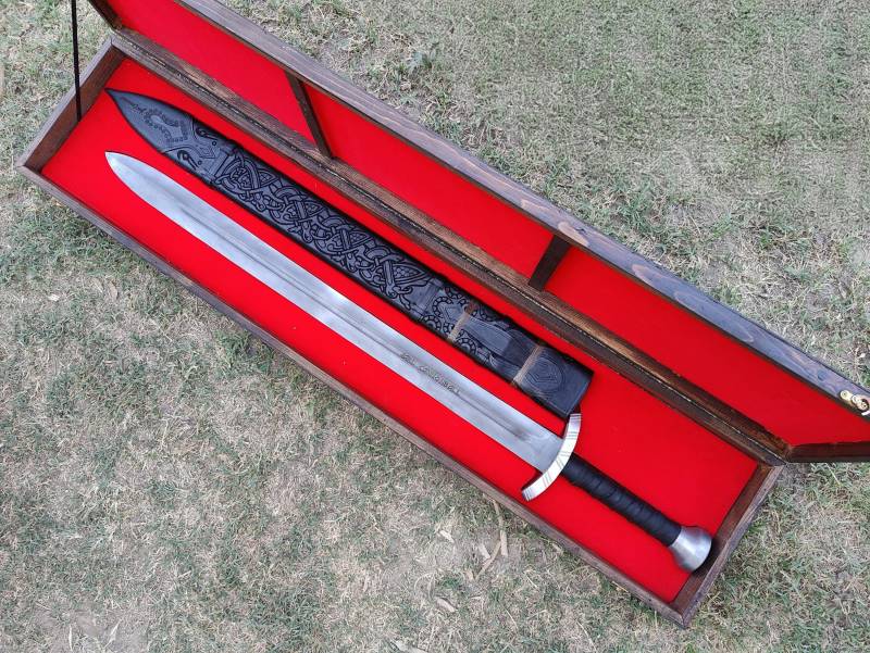Handgefertigtes Stahlschwert Im Mittelalter-Stil Mit Lederscheide & Display-Box - 36-Zoll Langes Sammlerschwert von DiamantMesser