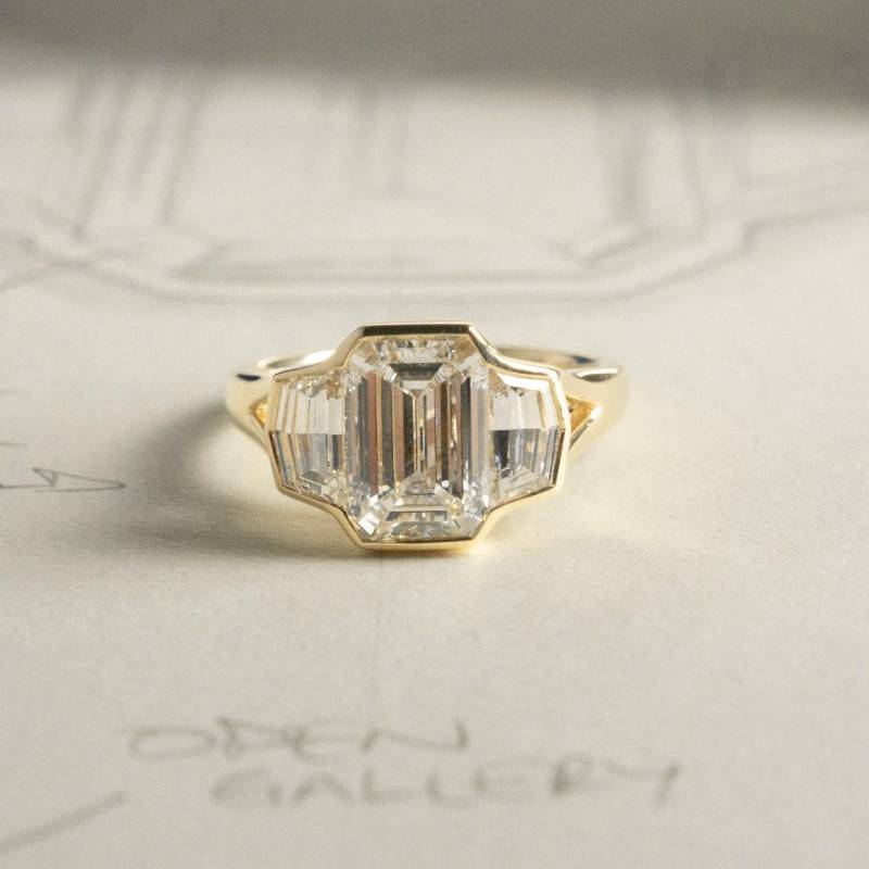 2.5 Ct Emerald Cut With Trapezoid Moissanite Engagement Bezel Setting Ring Three Stone Wedding Trilogy For Women von Diamantglanz