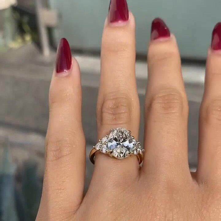 Oval Lab Grown Diamond Engagement Ring Cluster 14K Solid Gold Unique Wedding Promise Anniversary Gift For Women von Diamantglanz