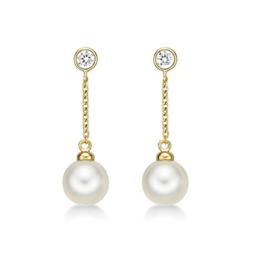 Perlenohrringe mit echten runden weissen Süßwasserperlen in luxuriösem 9k Gelbgold mit zusätzlichen Zirkoniasteinen. Perlenohrringe in Glebgold. Diese Goldohrringe sind das ideale Geschenk für Sie. von Diamond Treats